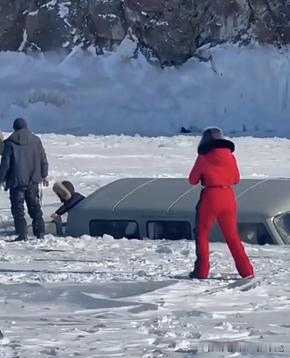 贝加尔湖视频，看了让人生气。男子把车门打开，堵着门等待别人救援，把唯一的通道堵得