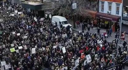 菲律宾人民觉醒了！在当地时间28日，菲律宾爆发了大规模的抗议游行，痛斥马科斯是卖