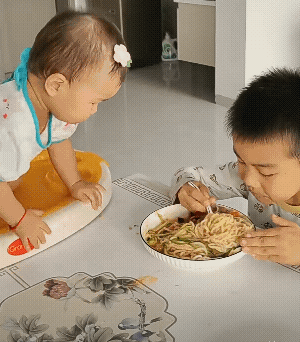 这小家伙忙活了半天，一点儿也没吃到嘴里去呀![捂脸哭]