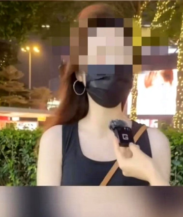 一名街头采访的记者，采访了一位年轻漂亮的女子。记者问：“你谈过外国男友吗？”女