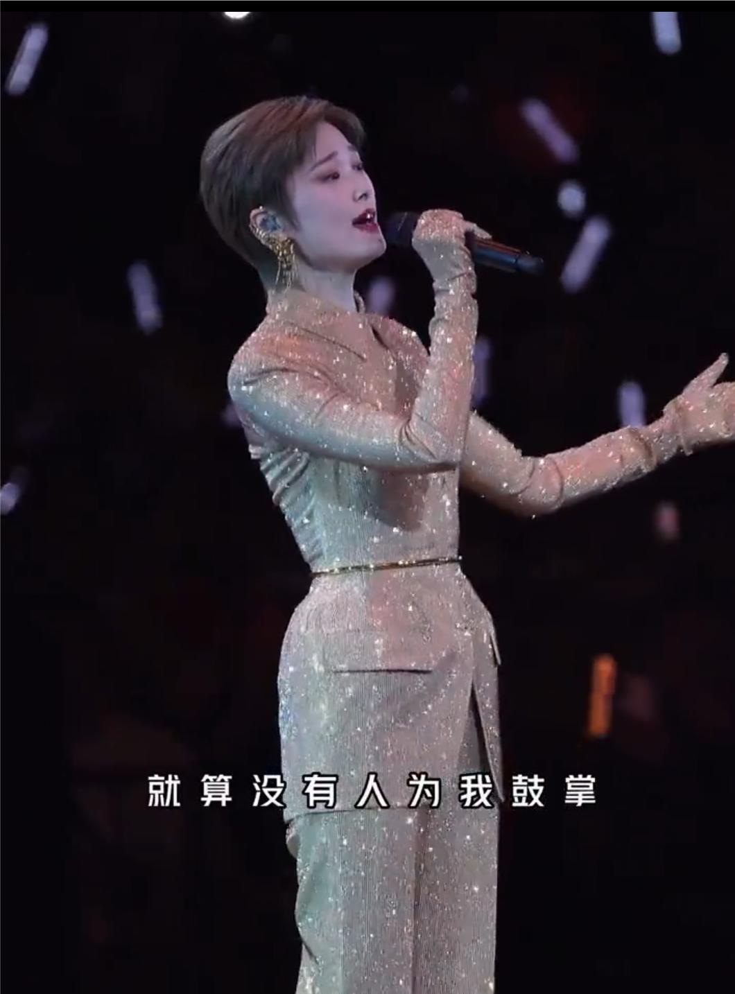 李宇春在上海演出，多套衣服惊艳亮相，裸背大红色鱼尾裙，把她皮肤衬托得白皙，柔嫩，