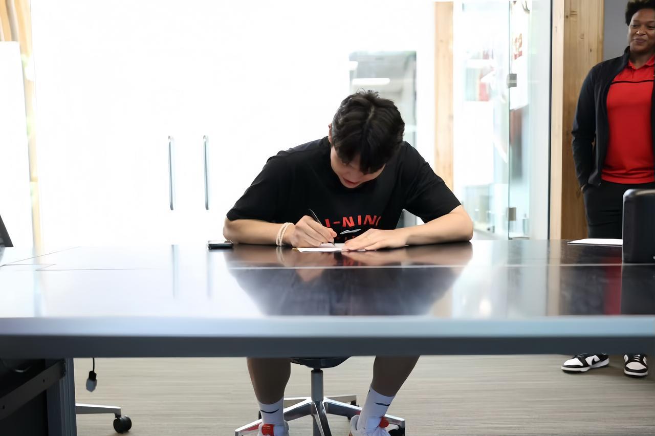 杨瀚森正式签约开拓者队！官方签约图片正式曝光，杨瀚森今天正式签字，这一份是新秀