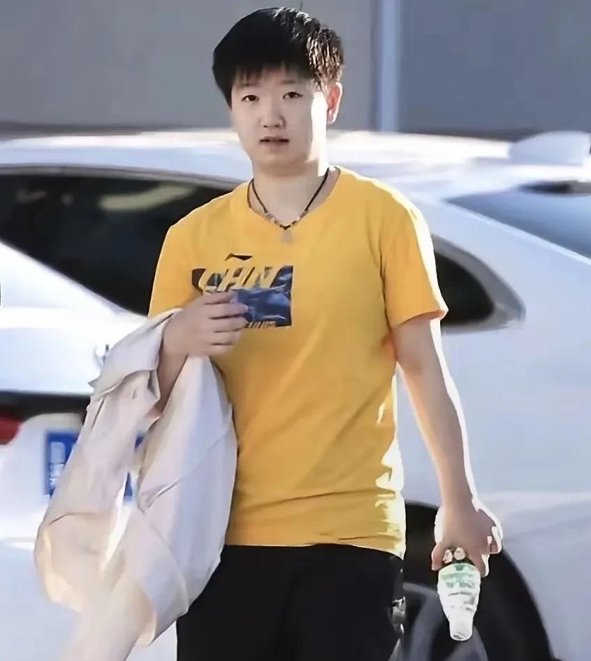 听说莎莎这件土黄色T恤卖爆了，莎莎穿好看也就罢了，没想到王楚钦穿上更好看。