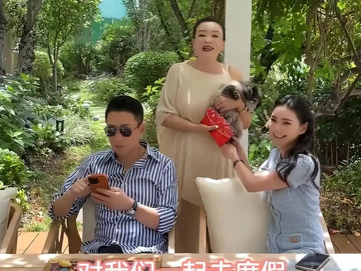汪小菲巴厘岛全家福刷屏，小玥儿靠爸爸甜到齁，马筱梅和“继子”打闹亲如母子，这就是