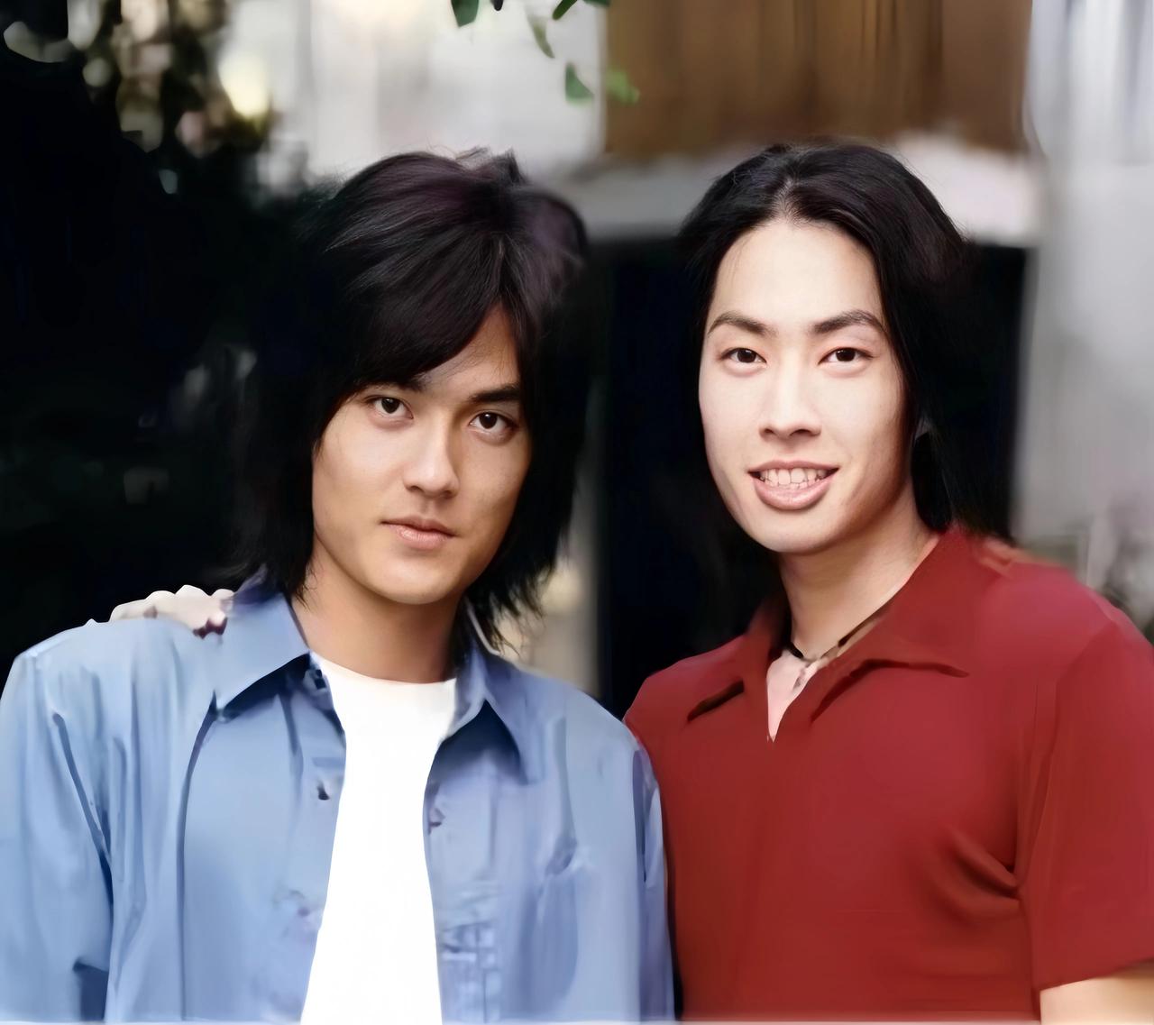 两位明星相隔20年的合影。曾经的帅哥，经过20年，还是那么帅气潇洒。