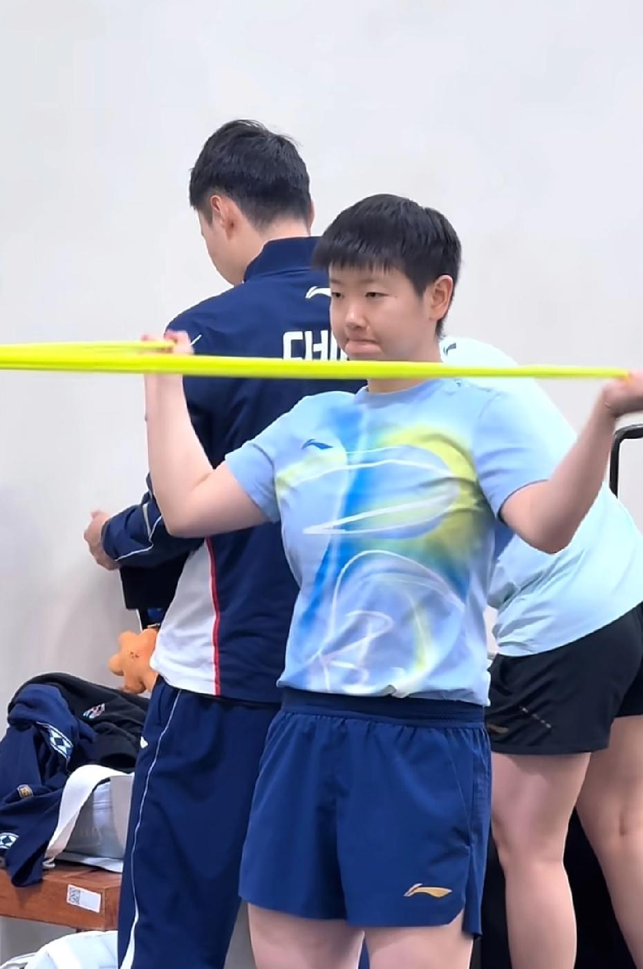 虽然非常想念德华，但是换成眼镜小姐姐，反而更方便了，虽然体育生很多都是假小子，但