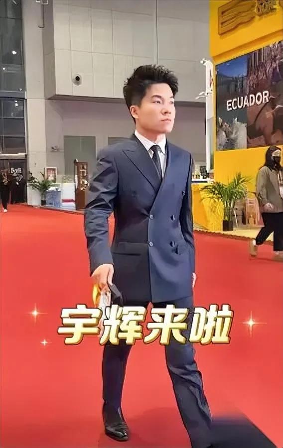 董宇辉最近有点不一样？凌晨四点赶场子…在杭州电商展，有商家拿新品问他建议