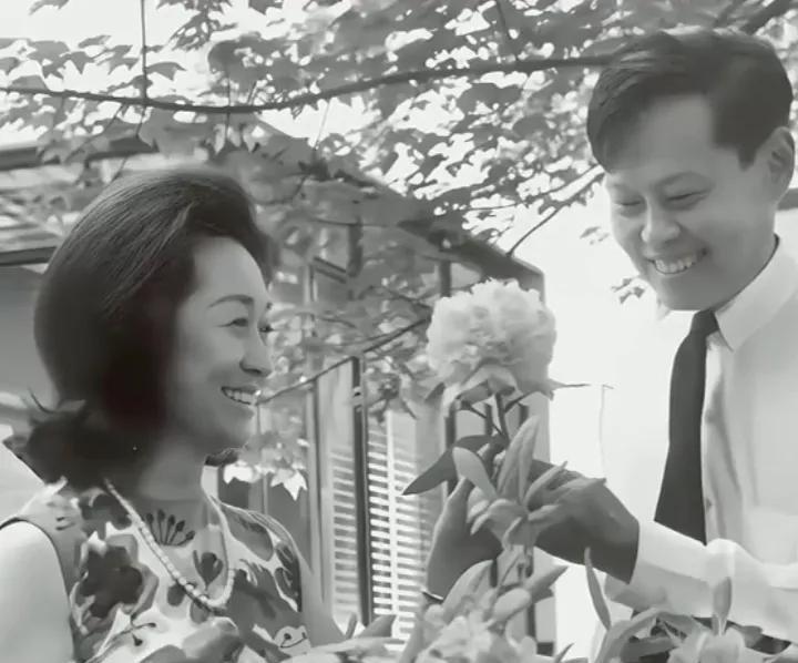 60年代，39岁的杜致礼与杨振宁在普林斯顿住宅院中赏花时的一幕