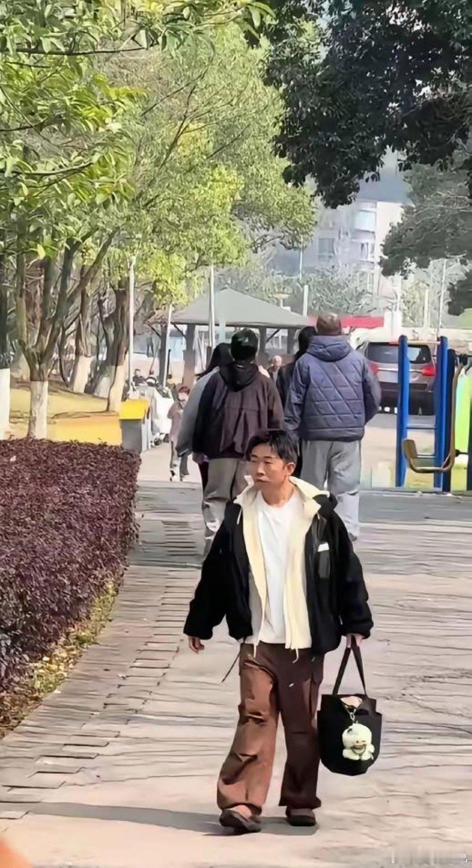 终于扒明白了，为什么杨迪总是一个人拎包，连个助理都不带。你以为他很闲？错了。何炅