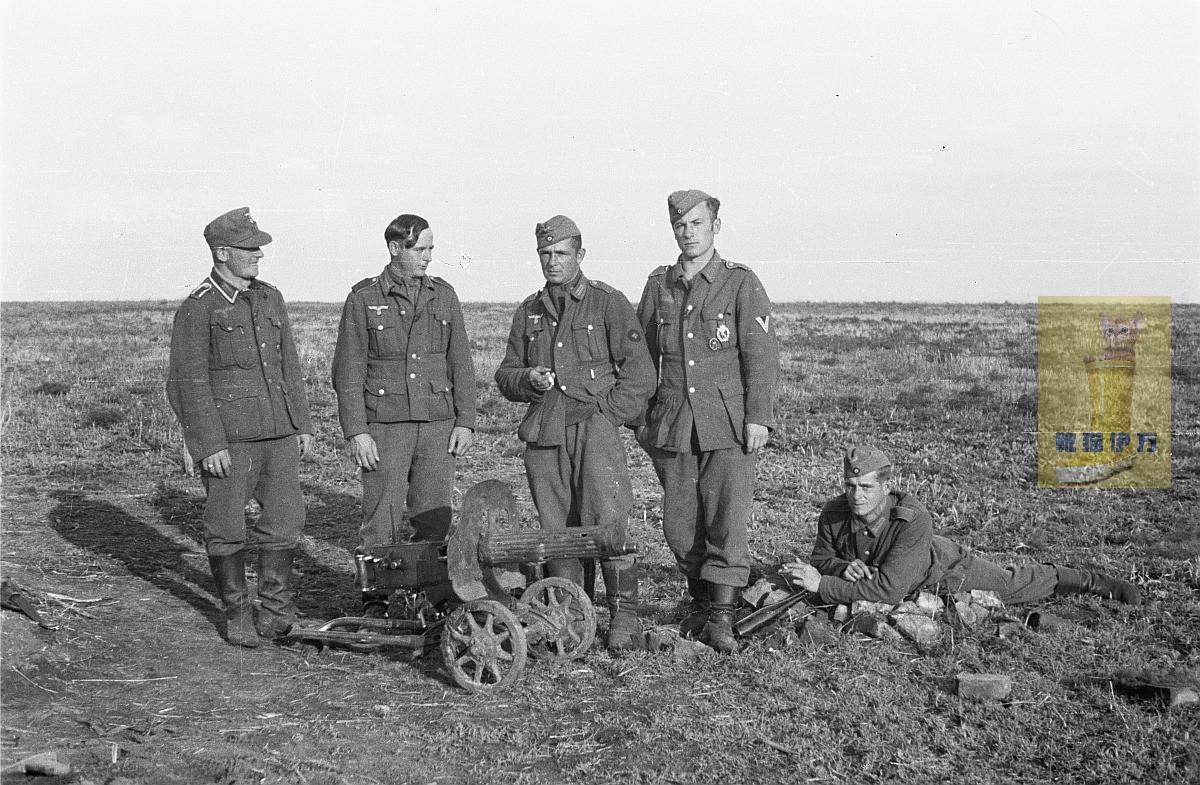 1943年春季，库尔斯克战役爆发之前。一队德军士兵正在检查一挺被遗弃的苏制M19