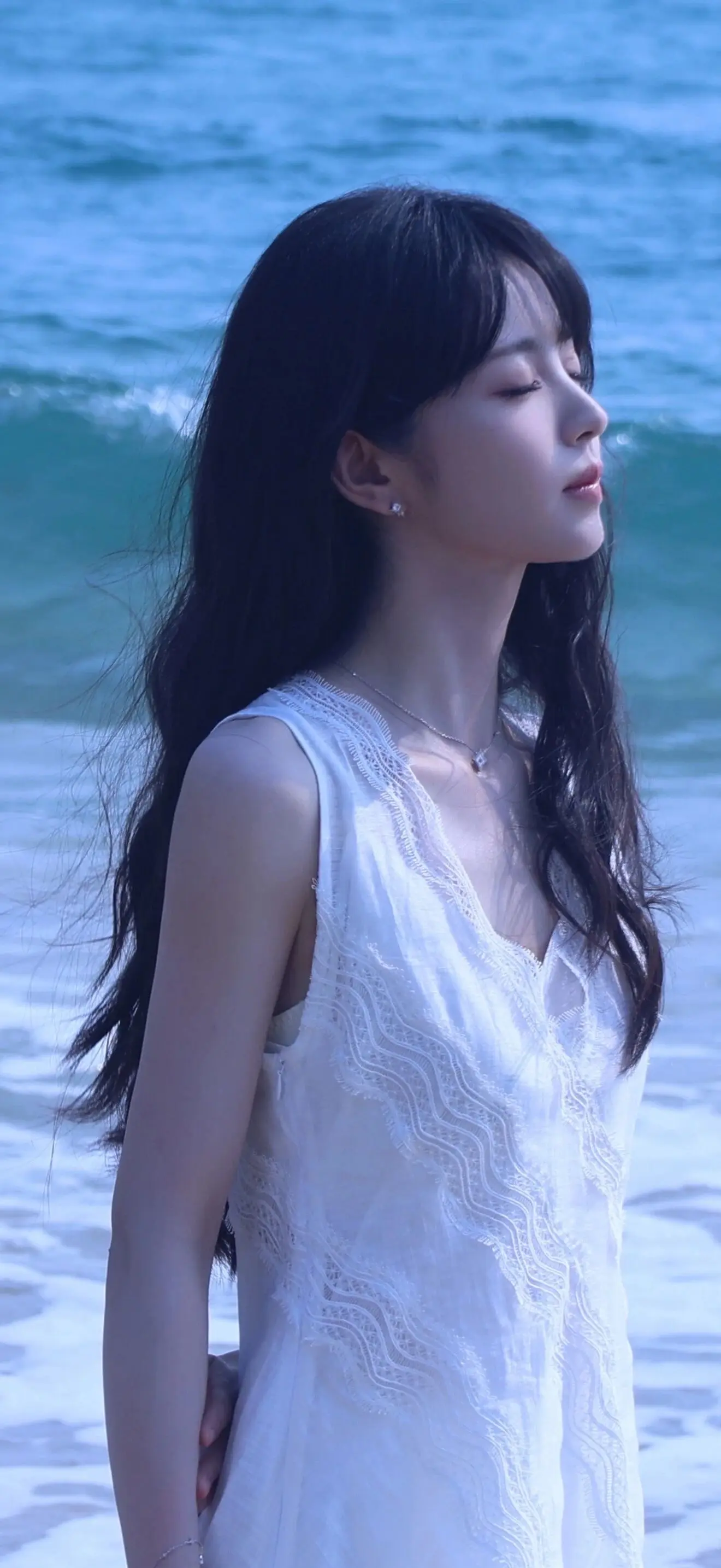 田曦薇的海盐系造型，把夏日海边的氛围感直接拉满！整个人透着清爽又甜美的劲儿～