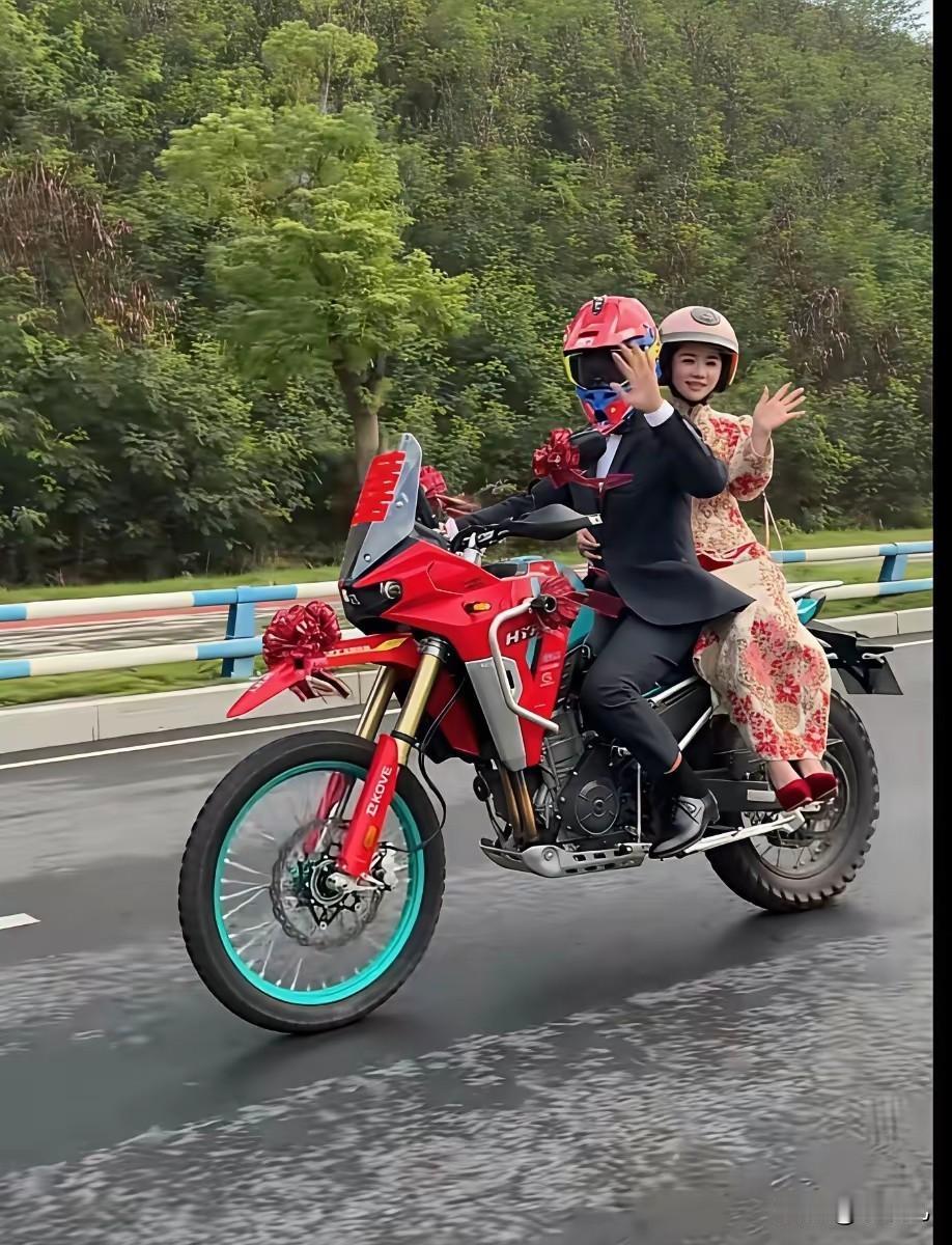 这个“栽舅子”绝对是个人精！我说这场婚礼看着挺热闹，但也挺复杂。陈小铭的迎亲