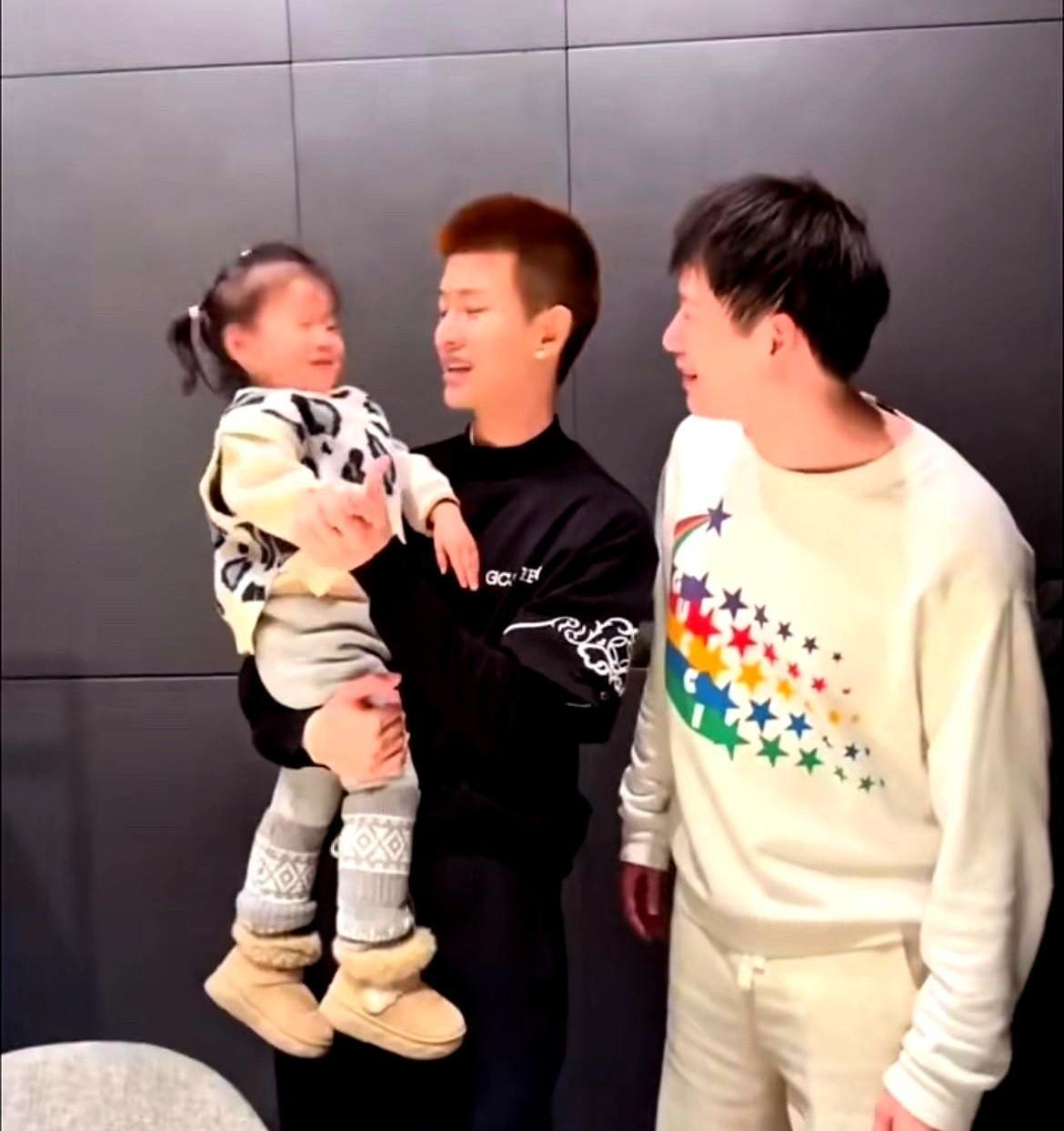 周雨说，任嘉伦最让她震撼的，不是球技。是孩子在她怀里扭动、撇嘴、下一秒就要嚎哭