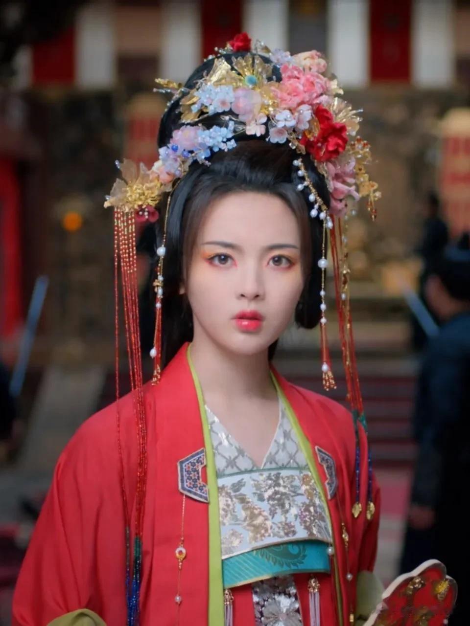 一直很想说，我感觉杨超越不仅没有演技，长相也是比较顺眼的普女罢了。我每次看到吹她