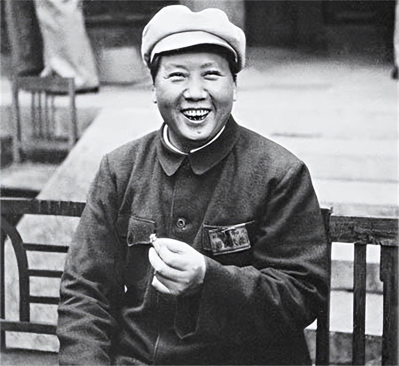 1954年，毛主席吃饭时觉得这菜有点过于咸了，于是便把这厨师叫到跟前问道：“你这