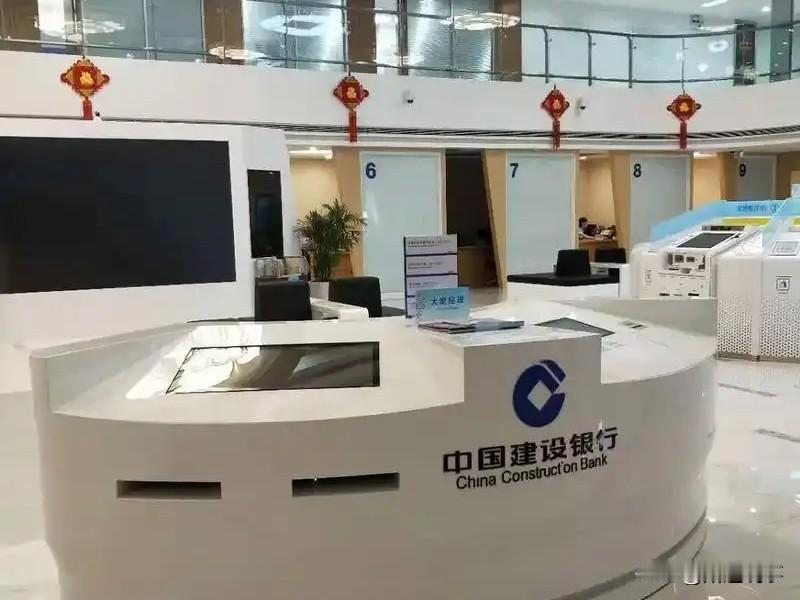 抢打出头鸟，建行试点部分网点暂停人工柜面服务，给到柜面员工午休时间，这一善举对内