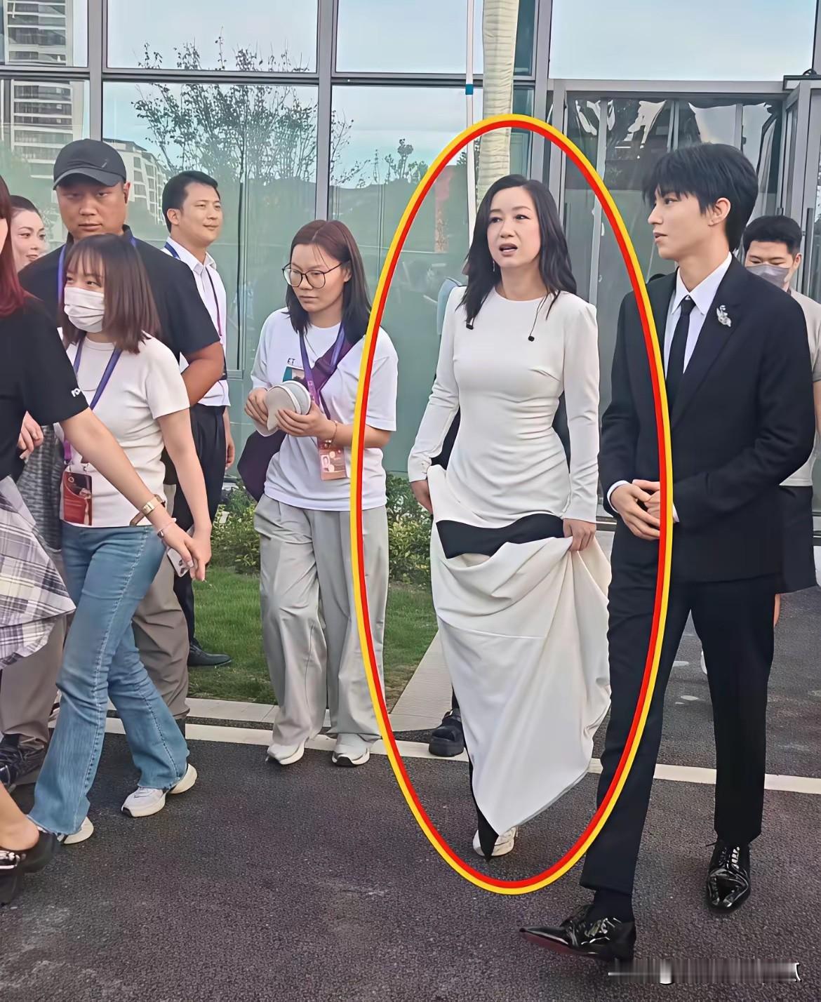 老天呐，差点没认出来。女神现实中居然长这样的！