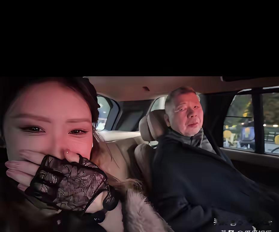 不比不知道，一比吓一跳！第一张照片，是徐朵主动给自己和养父冯小刚拍摄的合照，徐