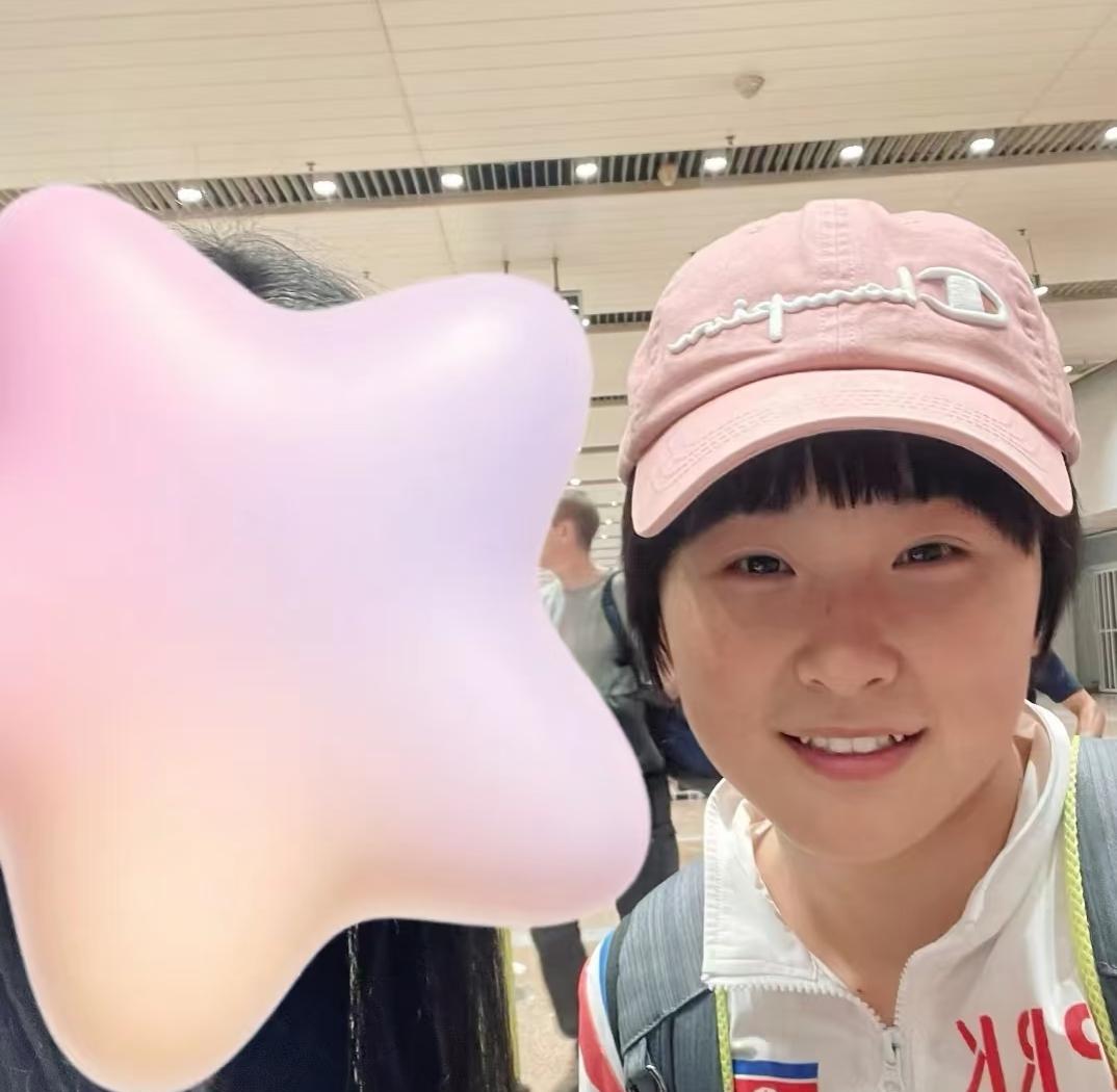 金琴英也出发印度了！这小姑娘看着是心情美美的，在机场还和球迷们合了影，挺喜欢这