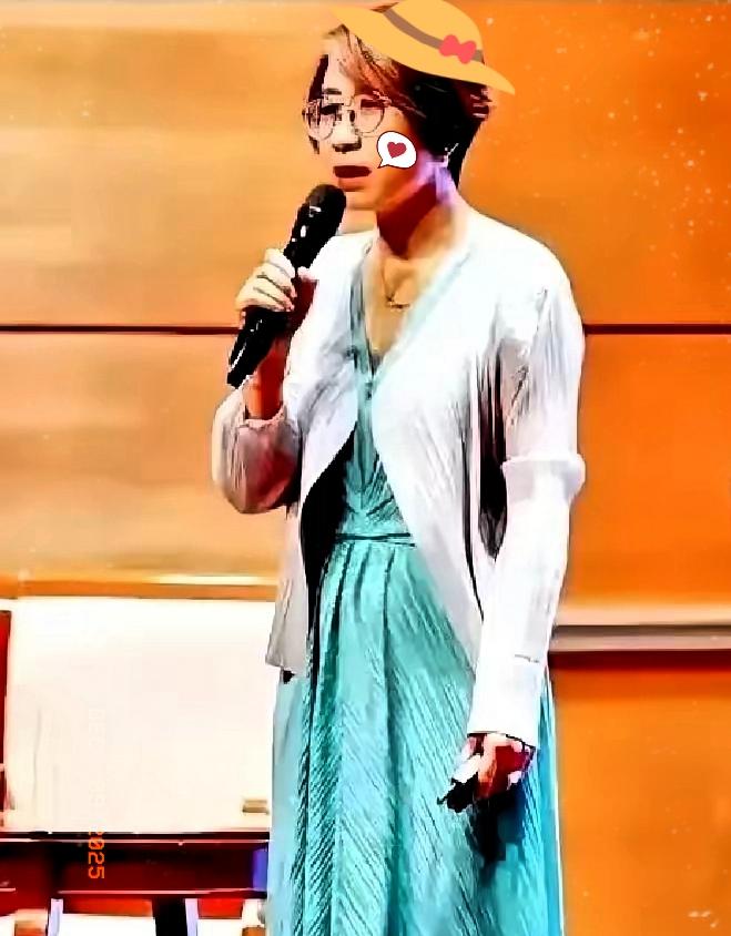 赵宏在播客里说“我不愿拿命换道德正确”，一句话把网友点炸。15秒断章取义的视频