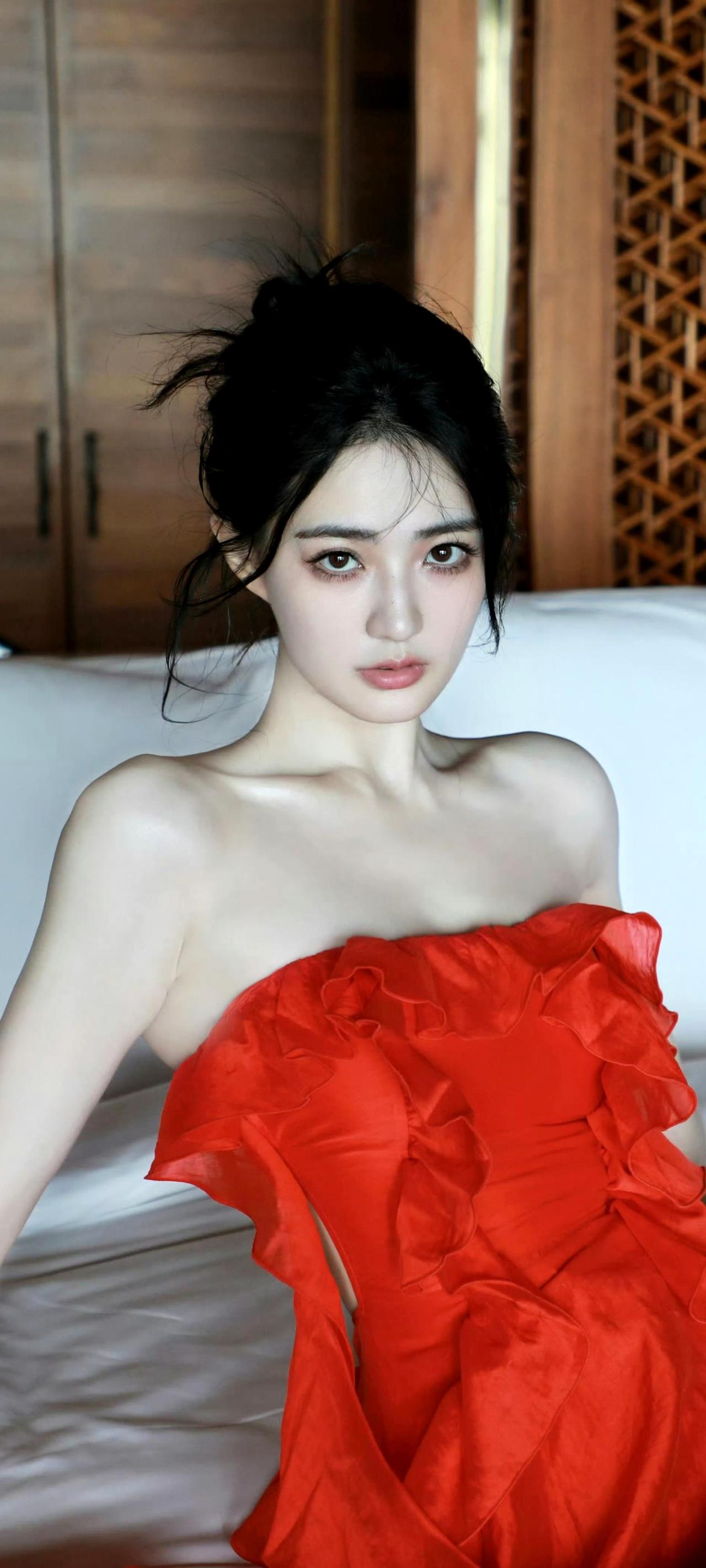 徐璐一袭红裙太惊艳，氛围感直接拉满！你心中的女神是哪位徐璐徐璐写真明星造型