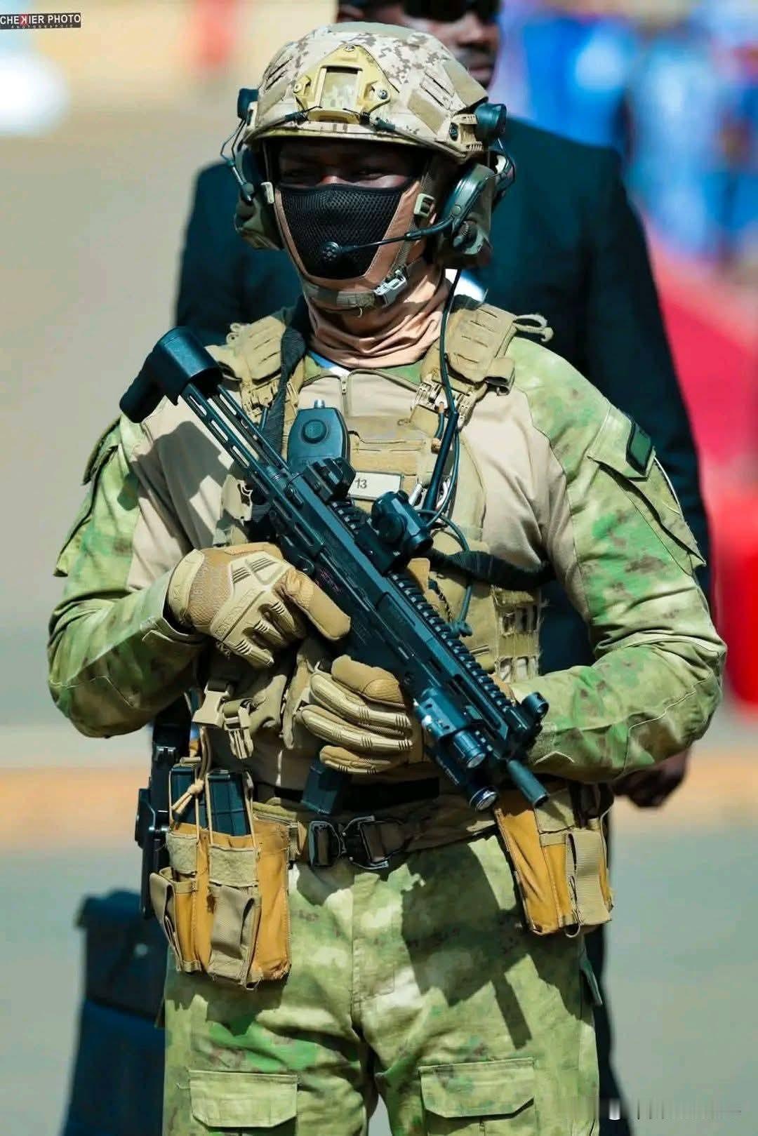 非洲马里士兵装备的中国lS7冲锋枪