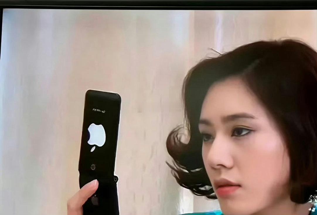 以前看《回家的诱惑》居然没发现，品如用的是山寨苹果手机，富二代洪世贤家里的吊灯蜡