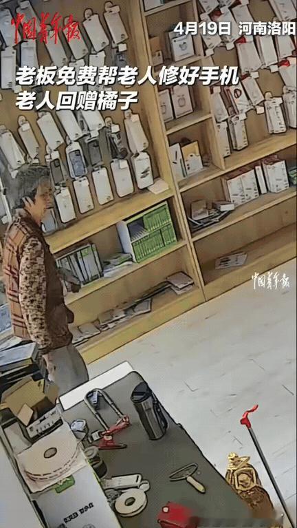 真心换真心！河南洛阳，一位奶奶的老年机坏了，怎么按都没反应，急着想给孩子打电话。