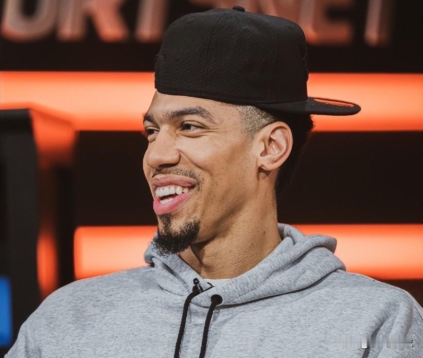 丹尼-格林话里有话啊前NBA球员丹尼-格林在一档播客节目中谈到了詹姆斯和邓肯