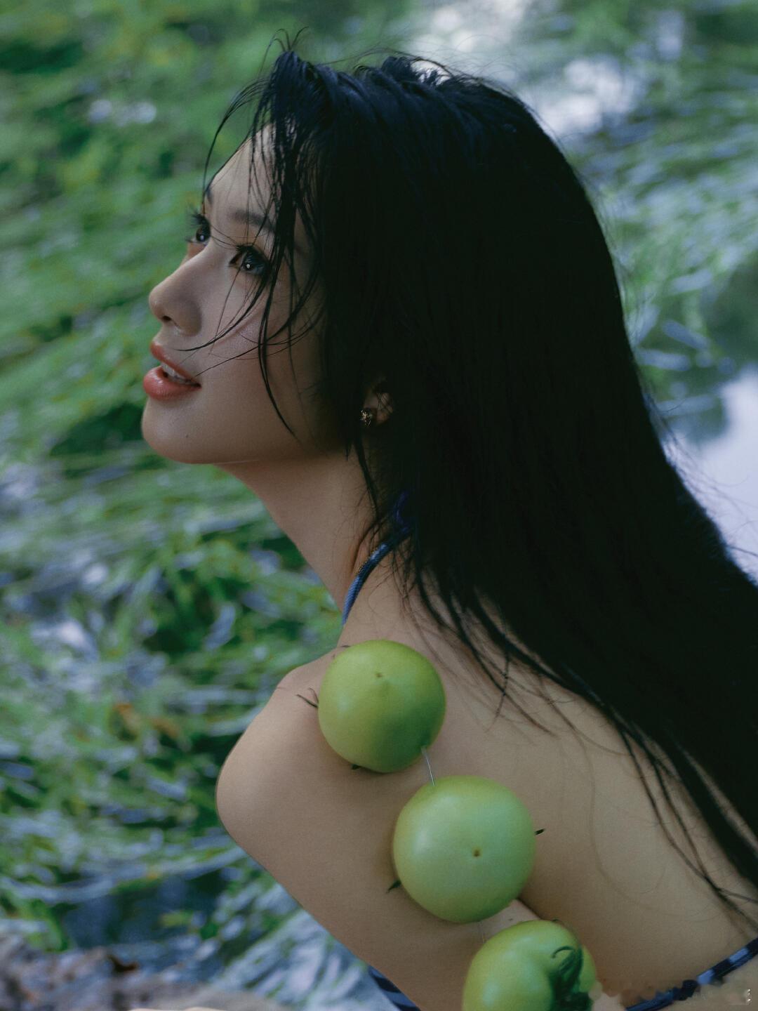 VOGUE出发图鹤秋这组图拍得很不错，风格很突出，镜头表现力拉满了