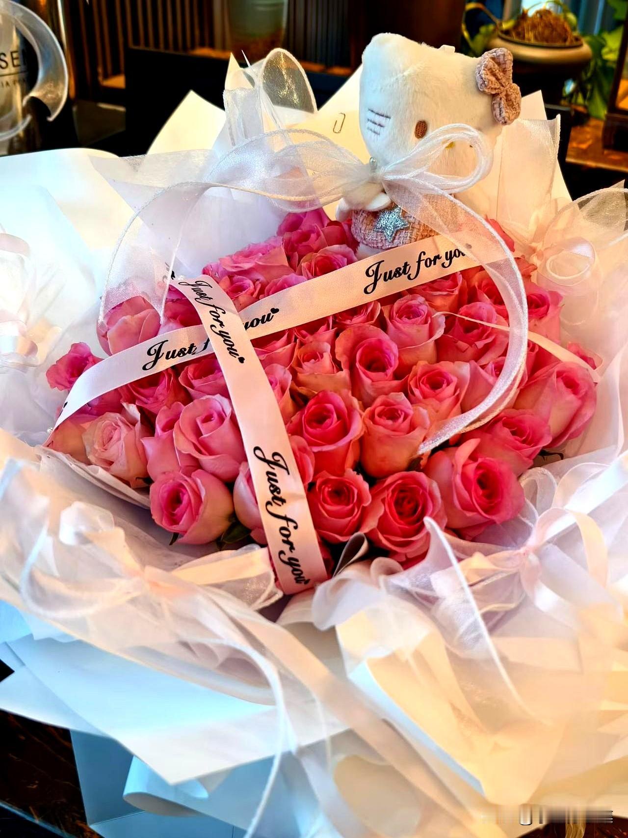 这事儿听着真挺魔幻的。县城里的顶级豪门，家里几十套房，独栋别墅气派得不行。儿