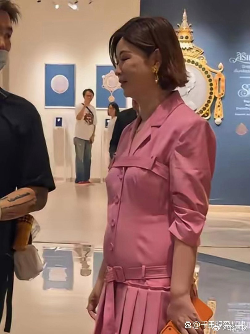 乐华娱乐创始人杜华这裙子，芭比粉上身还挺显苗条的