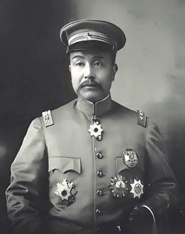 临死前，他给亲儿子留了句话：送葬那天，看见穿红衣服的，直接开枪打死。转头，又跟