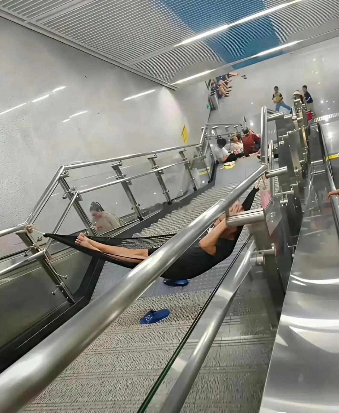 地铁站这样蹭空调就过分了吧