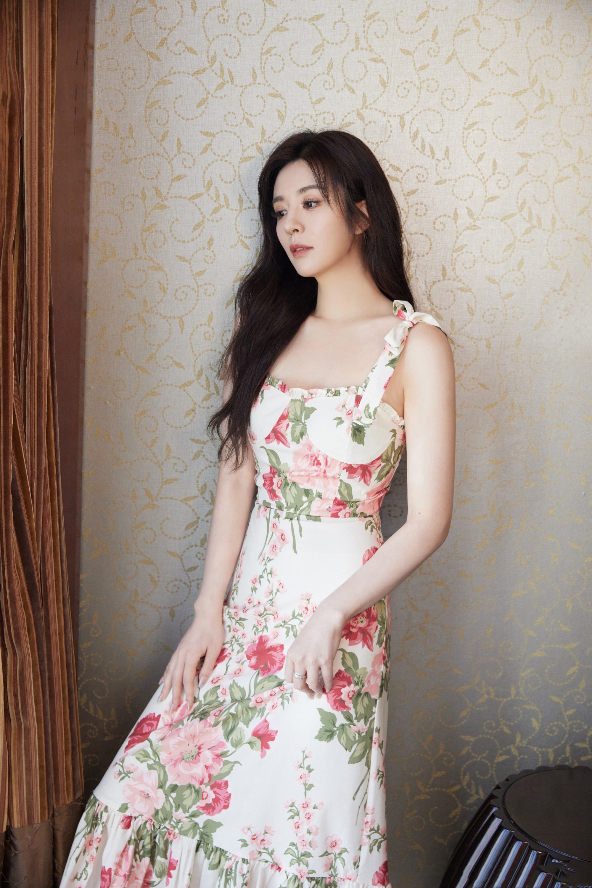 王晓晨繁花吊带，一叶知秋，花开正好。王晓晨