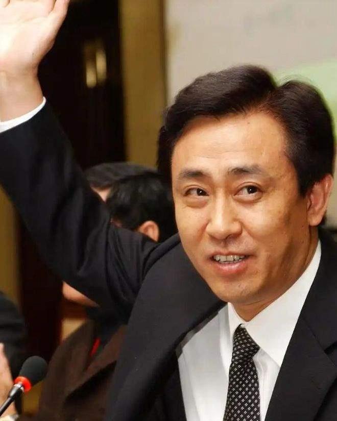 有人说，如果他卖水卖车成功，就能挽恒大天倾，破局突围不在话下。说的人，或许忘记了