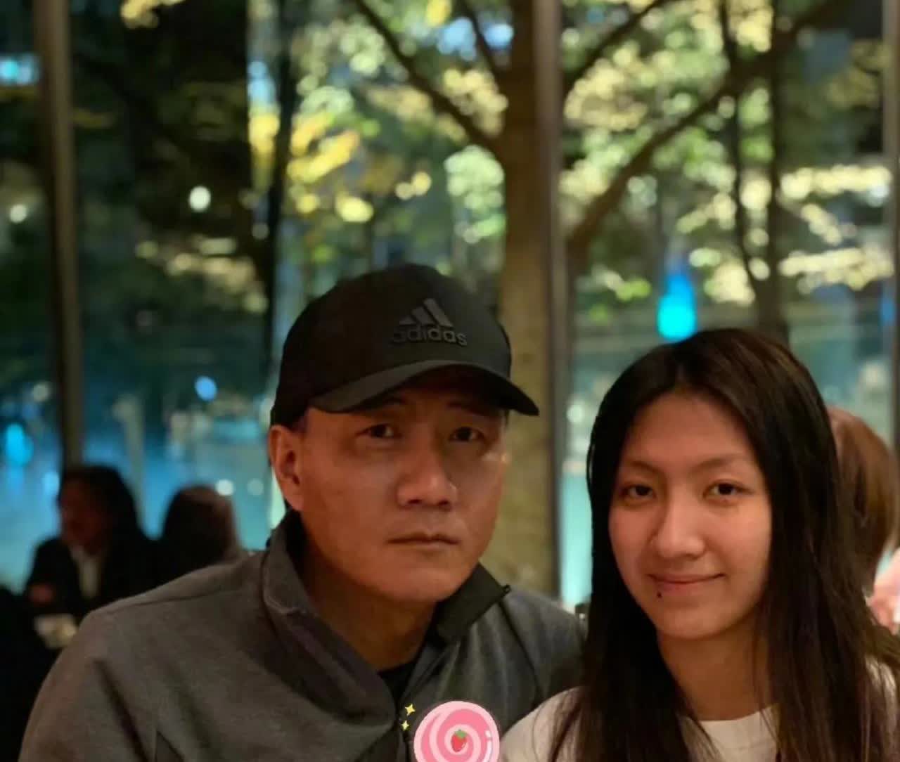 57岁胡军和24岁大女儿，17岁小儿子，很有男人味的一家，姐姐像康康戴了假发[捂