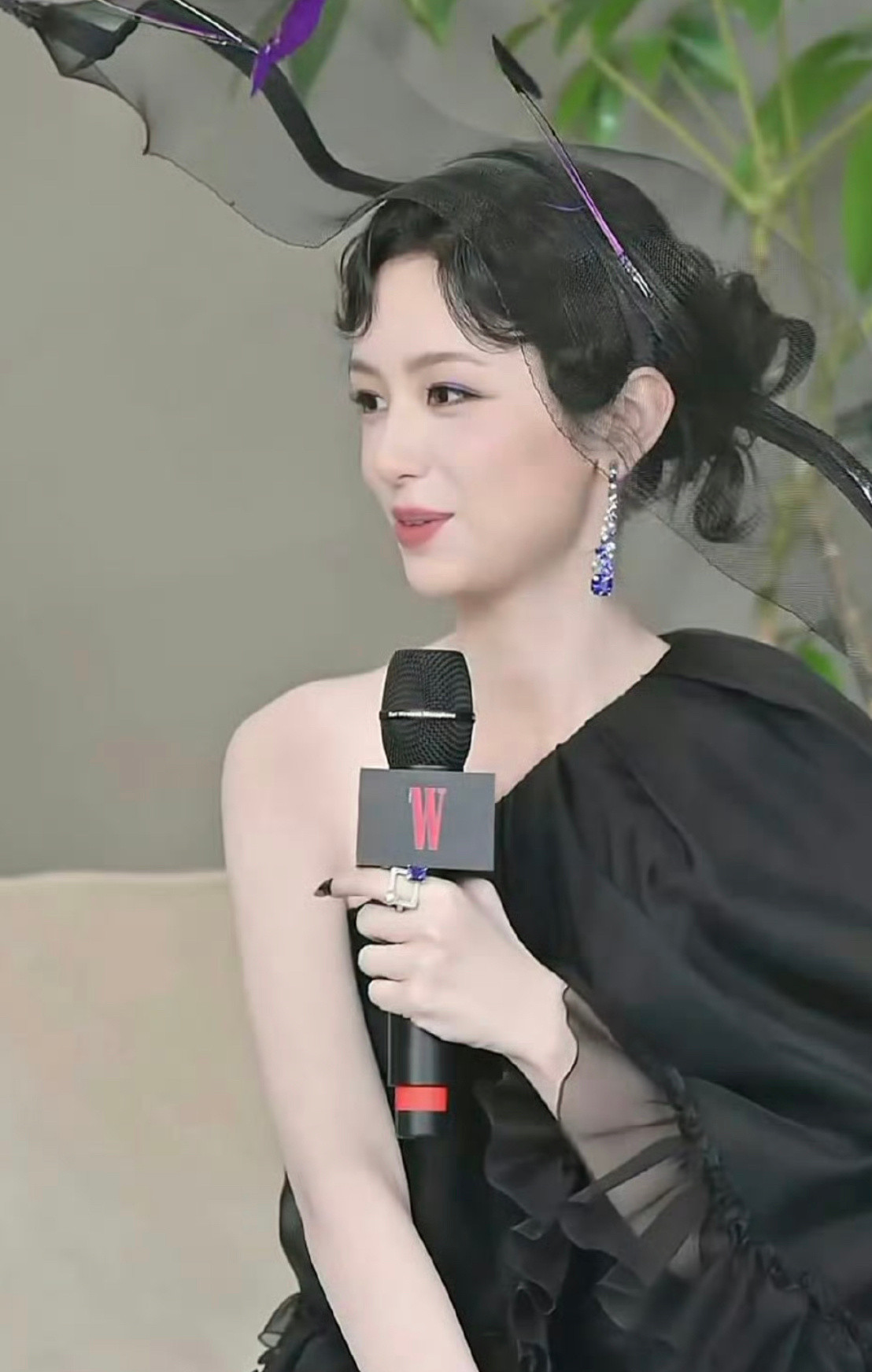 周也今日W盛典造型来了造型师可以谢罪了把小女孩弄成了大妈​​​