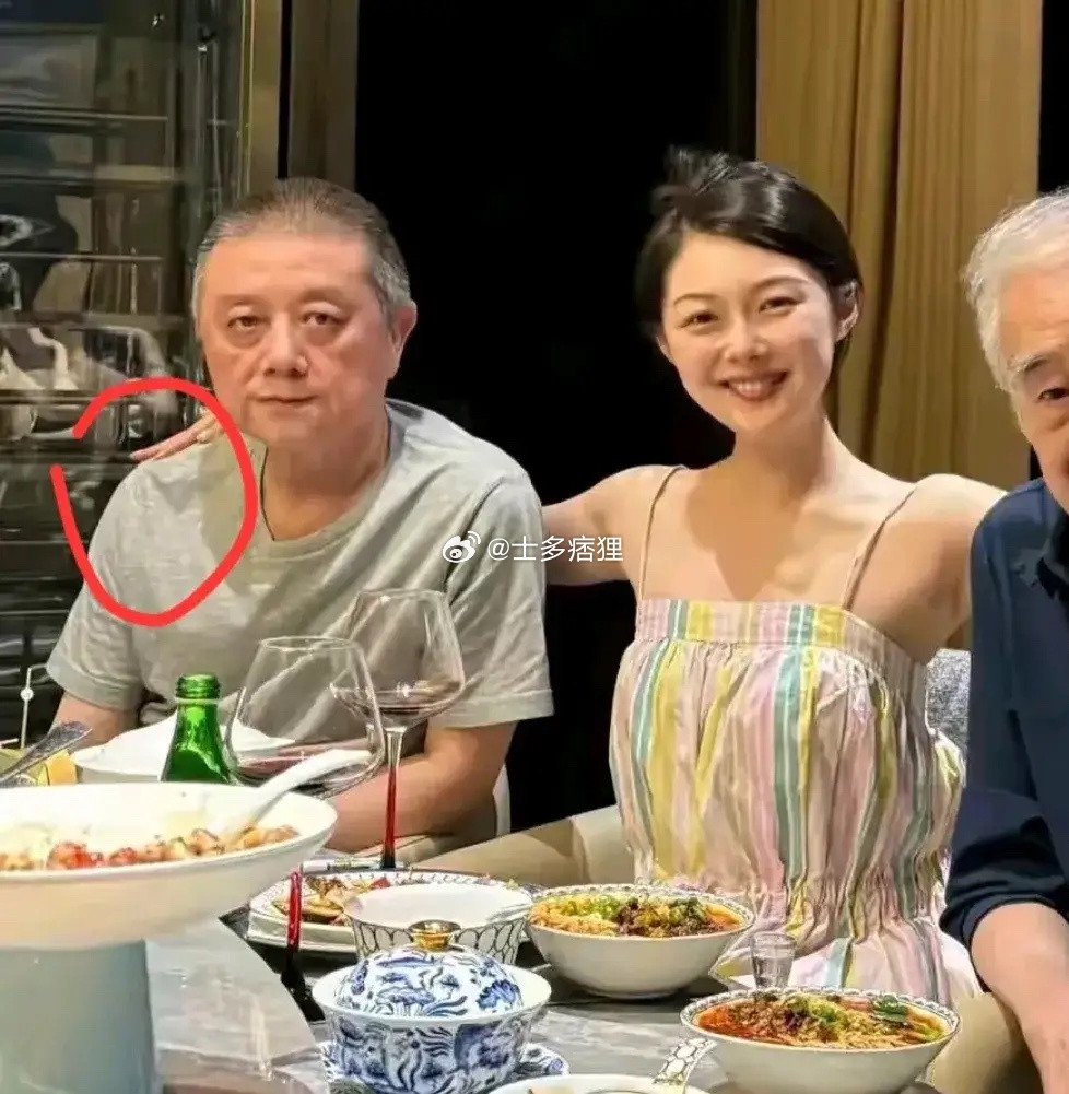 网红晚晚和两位长辈合影，居然直接把手搭在人家的肩膀上，看王朔的表情就知道有多尴尬