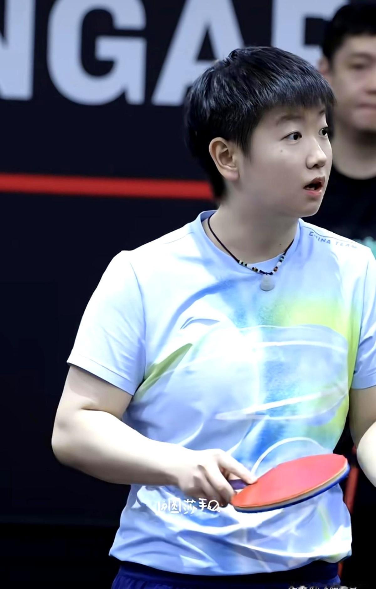 孙颖莎这状态，简直绝了。训练场上的随手一拍，就是一张壁纸。清爽得像颗小柠檬，