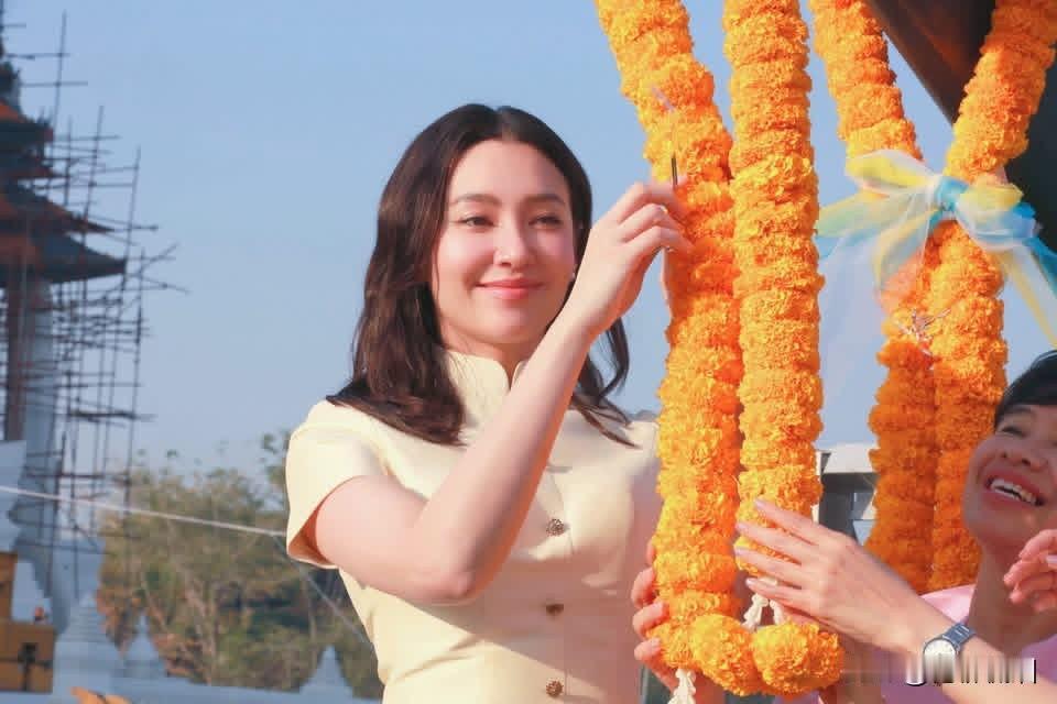 Bella、MaeNee及团队在寺庙参加升楣仪式现场。。随喜功德。。🙏?