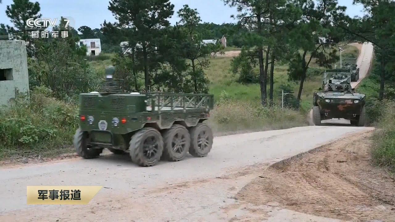 这一组作战编队的搭配挺有意思的，无人弹药运输车+带了棚子的大八轮步兵战车+棚户区