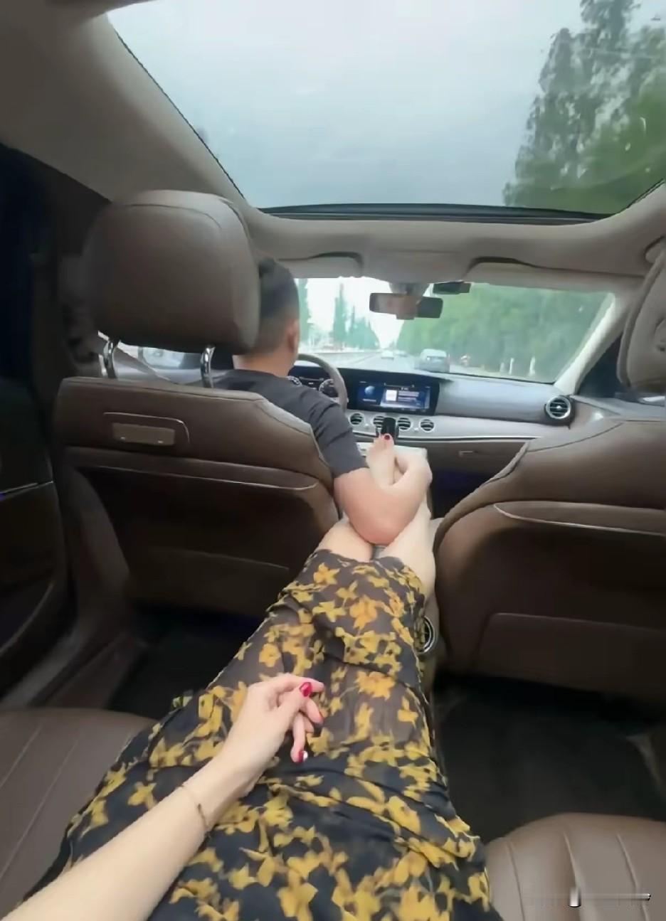 这样开车提神吗??有哪个男人边开车，边摸自己媳妇的脚丫子！臭脚丫子一下子熏晕了