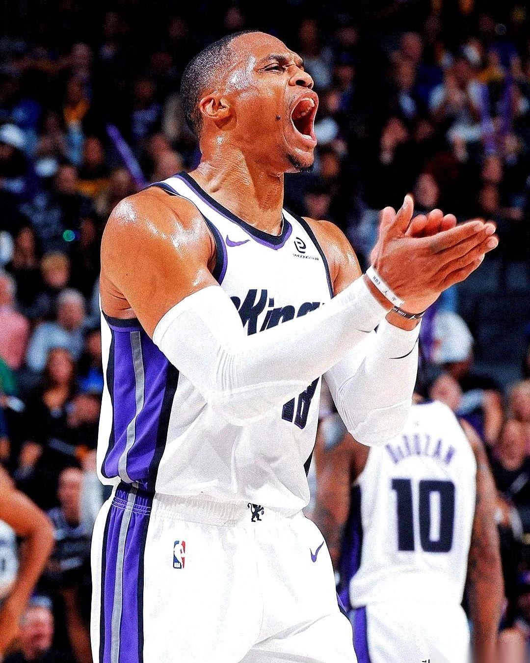 杀疯了，真的杀疯了。今晚的威少，简直就是提着刀来找前任算账的。三分球9投6中