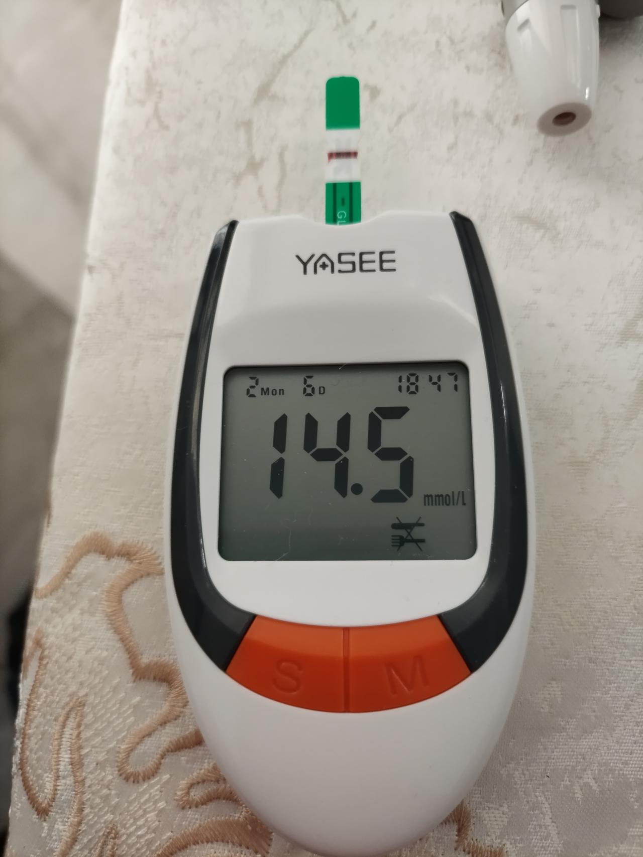 昨天元宵节煮了点儿元宵，吃剩下几个。今天中午就剩三个，我就着饭，把这三个元宵