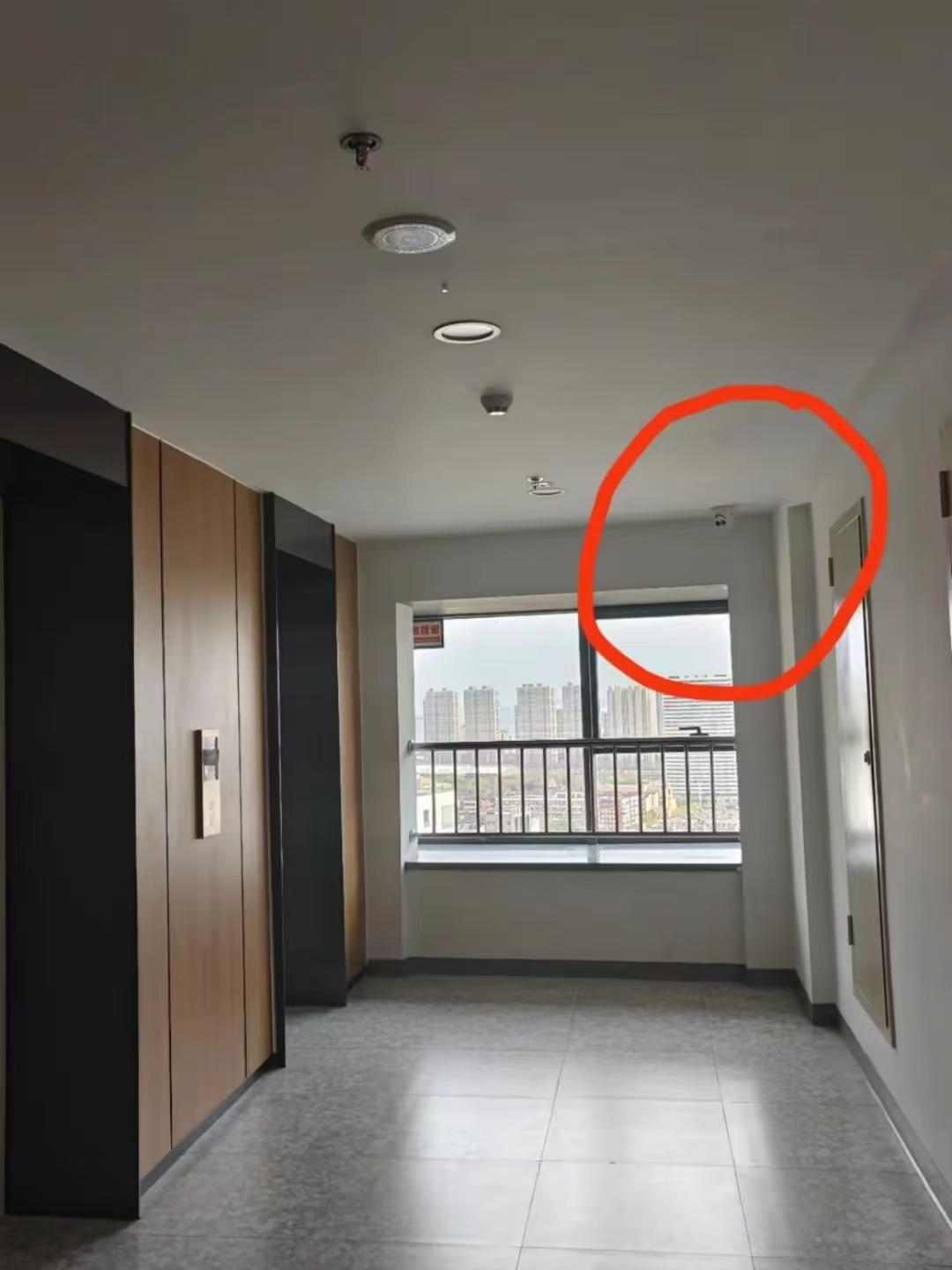 居民楼加装电梯对面业主直呼没隐私，女业主：洗澡轮廓被看光。上海，某小区加装电梯