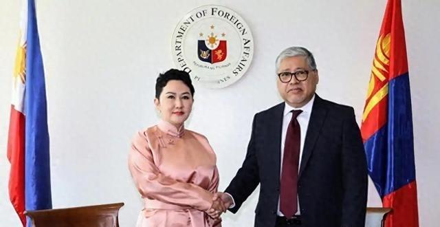 蒙古又开始不坐不住了。这几天蒙古国外长巴特策策格，公开表示支持菲律宾的南海权益。