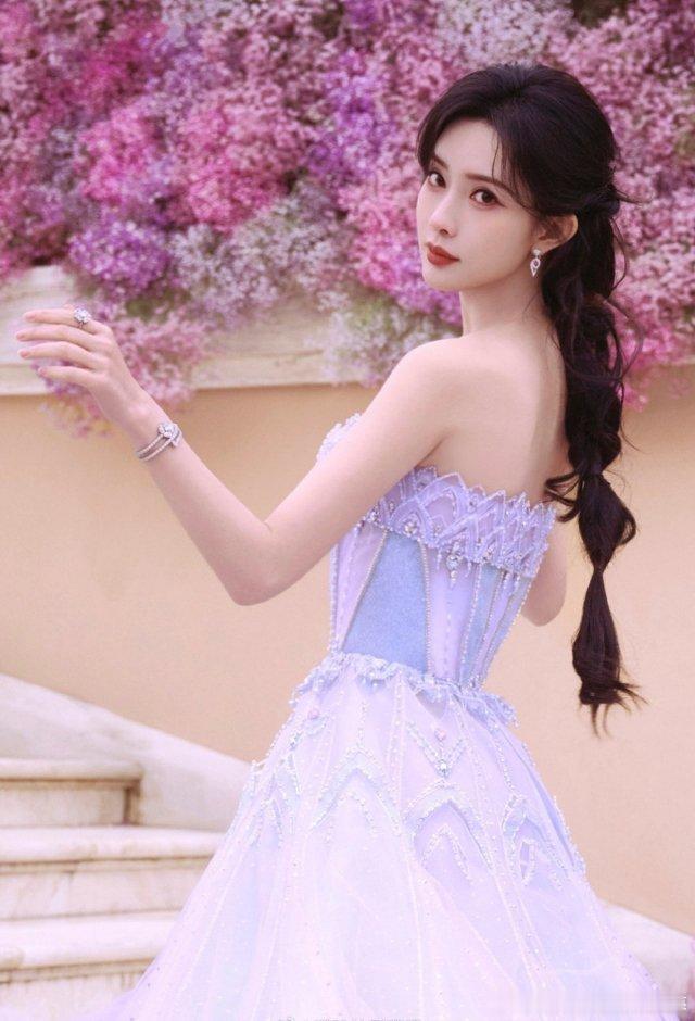 孟子义内娱女星撕拉片四大TOP一袭白裙摇曳生姿，眉眼如画步步生莲～是