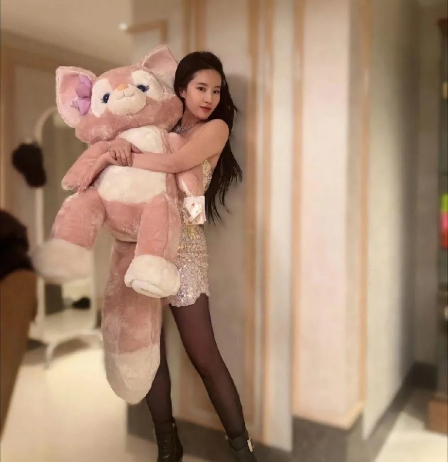 不是，刘亦菲原来还穿过黑丝啊