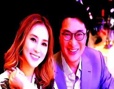 香港第一豪门，给两个女人开了截然不同的价码。一个，是镜头前的徐子淇。八年，两